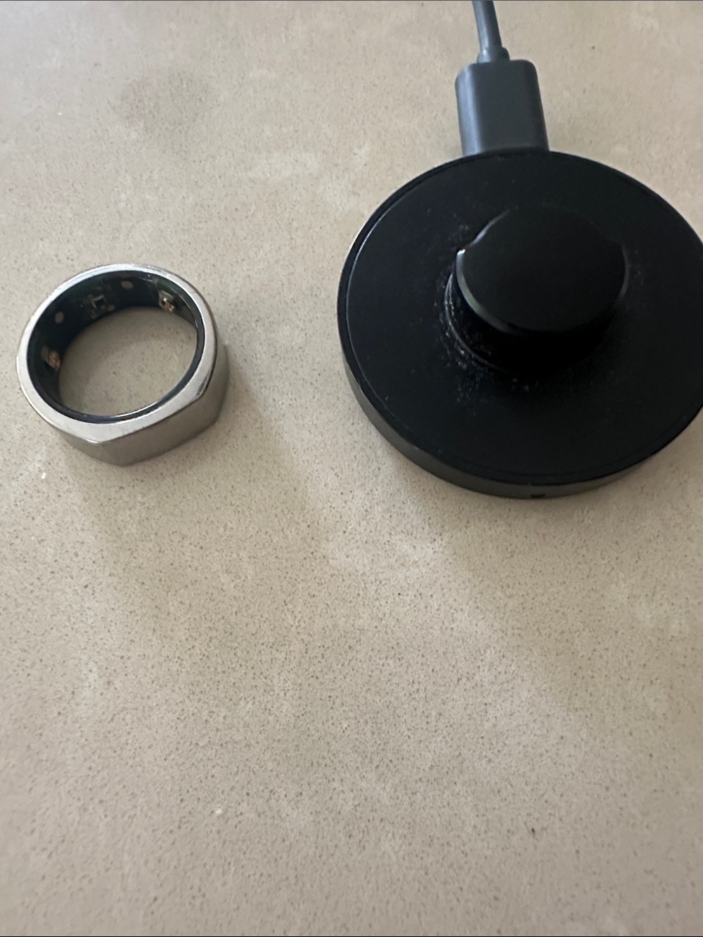 Size 10 Oura smart ring with charger